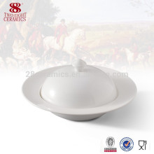 Grande porcelana branca servindo tigelas de cerâmica com tampas